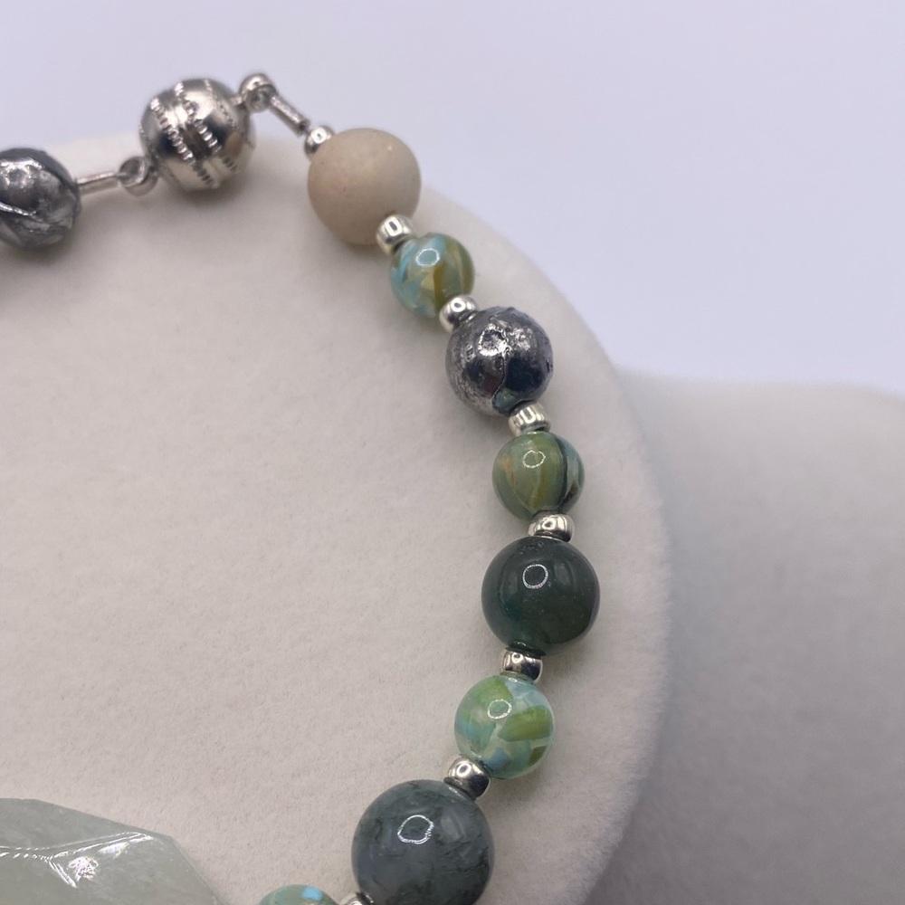 (SOLD) Glass bracelet with dyed agate - Picture 4 of 6